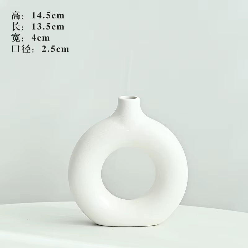 White ceramic vase on a light gray background with dimensions displayed.