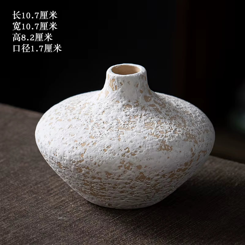 White textured vase on a dark surface with dimensions displayed.