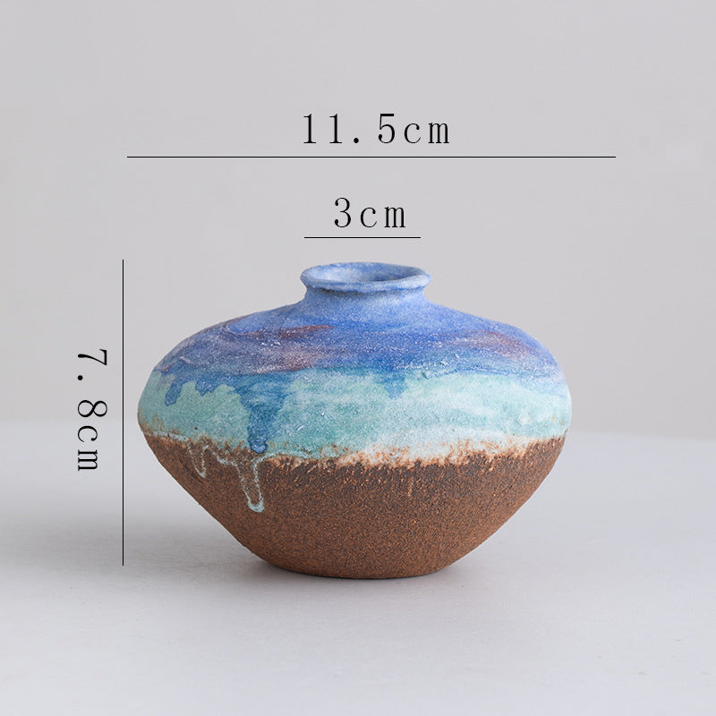 Ceramic vase with gradient color and measurements on a light gray background