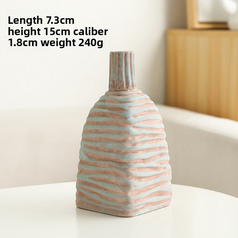 Decorative vase with wavy pattern on a white surface, dimensions displayed.