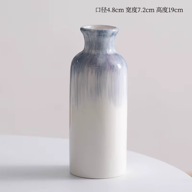 Gradient ceramic vase on a white surface with text indicating dimensions.