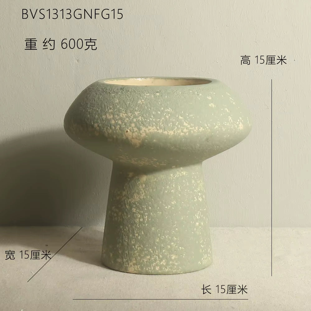 Green ceramic vase on a light gray background with dimensions and weight information.