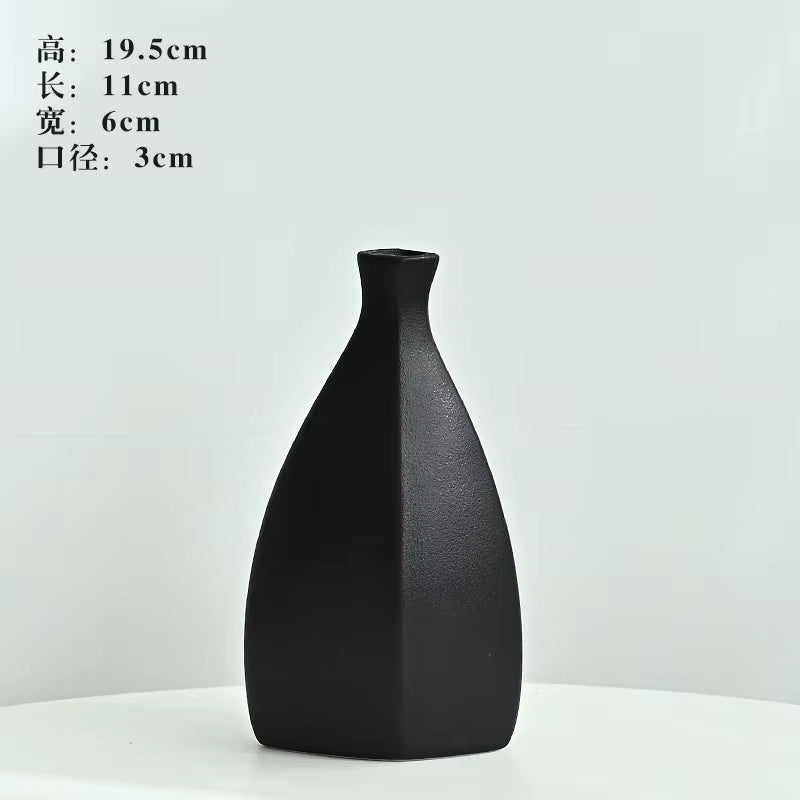 Black ceramic vase on a white background with dimensions displayed.