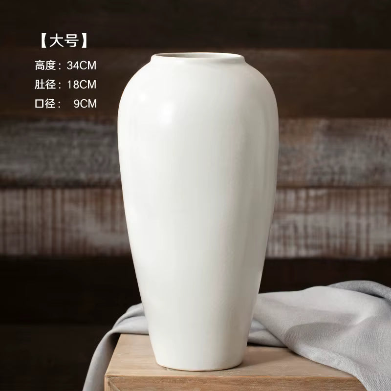 White ceramic vase on a wooden surface with text indicating dimensions.