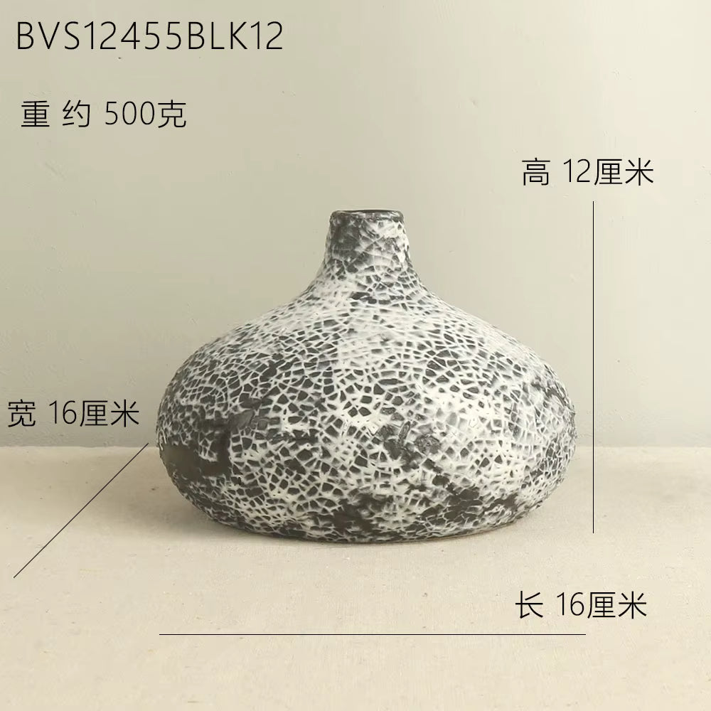 Black and white textured vase on a beige background with measurements indicated.