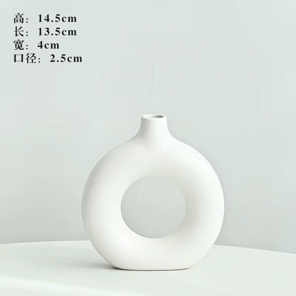 White ceramic vase on a light gray background with dimensions displayed.